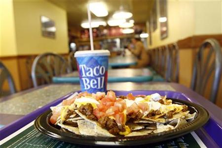 An order of nachos is seen on a table at a Taco Bell fast food restaurant in New York December 7, 2006. REUTERS/Keith Bedford
An order of nachos is seen on a table at a Taco Bell fast food restaurant in New York December 7, 2006. REUTERS/Keith Bedford