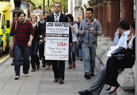 Jobless university graduate David Rowe wears a sandwich board advertising his search for employment as he walks along Fleet Street in central London, September 22, 2009. REUTERS/Kieran Doherty
Jobless university graduate David Rowe wears a sandwich board advertising his search for employment as he walks along Fleet Street in central London, September 22, 2009. REUTERS/Kieran Doherty