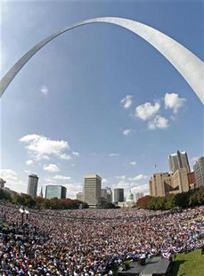 US Democratic presidential nominee Senator Barack Obama (D-IL) speaks at a campaign rally at The Gateway Arch in St. Louis, October 18, 2008. REUTERS/Jim Young
US Democratic presidential nominee Senator Barack Obama (D-IL) speaks at a campaign rally at The Gateway Arch in St. Louis, October 18, 2008. REUTERS/Jim Young