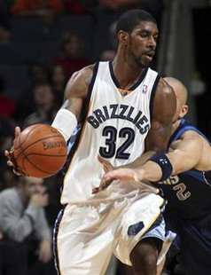 
Memphis Grizzlies guard O.J. Mayo (L) works against the defense of Dallas Mavericks guard Jason Kidd during the fourth quarter of NBA basketball play in Memphis, Tennessee January 4, 2009. REUTERS/Nikki Boertman
