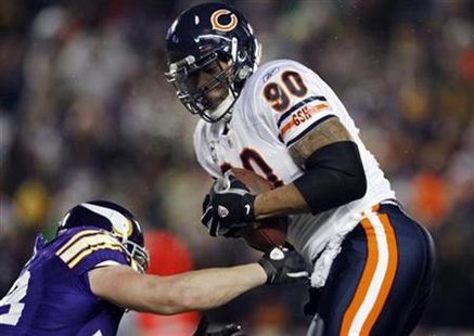 Chicago Bears defensive end Julius Peppers (90) intercepts a pass by Minnesota Vikings Brett Favre in front of Vikings running back Toby Gerhart (L) during the first quarter of their NFC, NFL football game at TCF Bank Stadium in Minneapolis, December 20, 2010. REUTERS/Eric Miller
Chicago Bears defensive end Julius Peppers (90) intercepts a pass by Minnesota Vikings Brett Favre in front of Vikings running back Toby Gerhart (L) during the first quarter of their NFC, NFL football game at TCF Bank Stadium in Minneapolis, December 20, 2010. REUTERS/Eric Miller