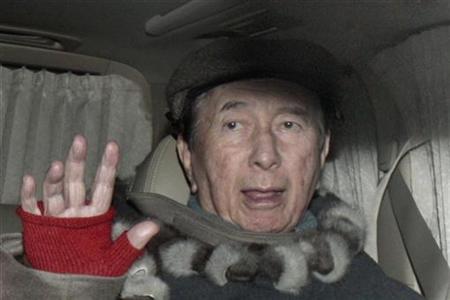 Macau casino magnate Stanley Ho waves as he sits in a car while leaving the house of Ina Chan un-Chan, his third wife, in Hong Kong January 27, 2011. REUTERS/Tyrone Siu
Macau casino magnate Stanley Ho waves as he sits in a car while leaving the house of Ina Chan un-Chan, his third wife, in Hong Kong January 27, 2011. REUTERS/Tyrone Siu