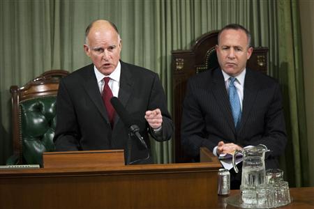 California Governor Jerry Brown (L) delivers the State of the State address as State Senate President pro Tempore Darrell Steinberg (R) looks on in Sacramento, California January 31, 2011. REUTERS/Max Whittaker
California Governor Jerry Brown (L) delivers the State of the State address as State Senate President pro Tempore Darrell Steinberg (R) looks on in Sacramento, California January 31, 2011. REUTERS/Max Whittaker