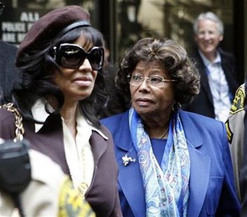 Michael Jackson's sister Rebbie (L) and mother Katherine leave the arraignment of Doctor Conrad Murray, the late Michael Jackson's personal physician, in Los Angeles, California, January 25, 2011. REUTERS/Lucy Nicholson
Michael Jackson's sister Rebbie (L) and mother Katherine leave the arraignment of Doctor Conrad Murray, the late Michael Jackson's personal physician, in Los Angeles, California, January 25, 2011. REUTERS/Lucy Nicholson