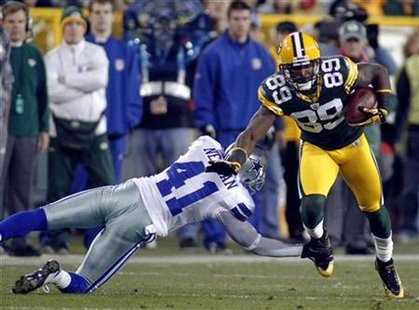 Green Bay Packers wide receiver James Jones (89) breaks a tackle from Dallas Cowboys cornerback Terence Newman (41) in the second half during their NFL football game in Green Bay, Wisconsin November 7, 2010. REUTERS/Darren Hauck
Green Bay Packers wide receiver James Jones (89) breaks a tackle from Dallas Cowboys cornerback Terence Newman (41) in the second half during their NFL football game in Green Bay, Wisconsin November 7, 2010. REUTERS/Darren Hauck