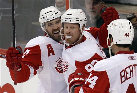 Detroit Red Wings Johan Franzen (C) celebrates his fourth goal against the Ottawa Senators with teammates Henrik Zetterberg (L) and Todd Bertuzzi during the third period of their NHL hockey game in Ottawa February 2, 2011 REUTERS/Chris Wattie
Detroit Red Wings Johan Franzen (C) celebrates his fourth goal against the Ottawa Senators with teammates Henrik Zetterberg (L) and Todd Bertuzzi during the third period of their NHL hockey game in Ottawa February 2, 2011 REUTERS/Chris Wattie