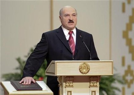 Belarus's President Alexander Lukashenko takes his oath of office during his inauguration ceremony in Minsk January 21, 2011. REUTERS/Vasily Fedosenko
Belarus's President Alexander Lukashenko takes his oath of office during his inauguration ceremony in Minsk January 21, 2011. REUTERS/Vasily Fedosenko