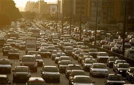 Cars sit in a traffic jam in Lima, February 11, 2010. REUTERS/Mariana Bazo
Cars sit in a traffic jam in Lima, February 11, 2010. REUTERS/Mariana Bazo