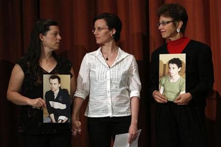 Sarah Shourd stands with Cindy Hickey (L), mother of Shane Bauer, and Laura Fattal (R), mother of Josh Fattal, during a news conference in New York September 19, 2010. REUTERS/Eric Thayer
Sarah Shourd stands with Cindy Hickey (L), mother of Shane Bauer, and Laura Fattal (R), mother of Josh Fattal, during a news conference in New York September 19, 2010. REUTERS/Eric Thayer