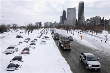 Cars sit abandoned on Lake Shore Drive as crews work to re-open the roadway in Chicago, February 2, 2011. REUTERS/John Gress
Cars sit abandoned on Lake Shore Drive as crews work to re-open the roadway in Chicago, February 2, 2011. REUTERS/John Gress