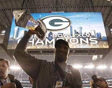 Green Bay Packers cornerback Charles Woodson carries the Vince Lombardi championship trophy off the field after defeating the Pittsburgh Steelers in the NFL's Super Bowl XLV football game in Arlington, Texas, February 6, 2011. REUTERS/Pierre Ducharme
Green Bay Packers cornerback Charles Woodson carries the Vince Lombardi championship trophy off the field after defeating the Pittsburgh Steelers in the NFL's Super Bowl XLV football game in Arlington, Texas, February 6, 2011. REUTERS/Pierre Ducharme