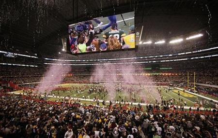 Green Bay Packers' Aaron Rodgers is seen on the big screen as the Packers celebrate their win over the Pittsburgh Steelers during the NFL's Super Bowl XLV football game in Arlington, Texas, February 6, 2011. REUTERS/Gary Hershorn
Green Bay Packers' Aaron Rodgers is seen on the big screen as the Packers celebrate their win over the Pittsburgh Steelers during the NFL's Super Bowl XLV football game in Arlington, Texas, February 6, 2011. REUTERS/Gary Hershorn