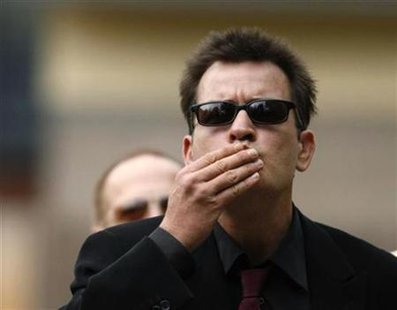 Actor Charlie Sheen blows kisses towards fans as he arrives for a sentencing hearing at the Pitkin County Courthouse in Aspen, Colorado August 2, 2010. REUTERS/Rick Wilking
Actor Charlie Sheen blows kisses towards fans as he arrives for a sentencing hearing at the Pitkin County Courthouse in Aspen, Colorado August 2, 2010. REUTERS/Rick Wilking