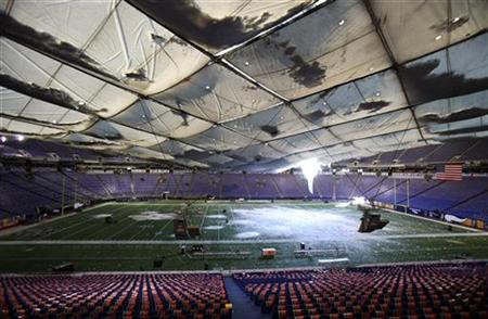 
Snow covers the Minnesota Vikings football field after 17 inches of snowfall cause a tear in the teflon roof of the Mall of America Field at the Hubert H. Humphrey Metrodome in Minneapolis, December 12, 2010. REUTERS/Eric Miller
