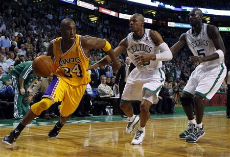 
Los Angeles Lakers guard Kobe Bryant (L) drives to the basket against Boston Celtics guard Ray Allen (C) and forward Kevin Garnett in the second half of their NBA basketball game in Boston, Massachusetts February 10, 2011. REUTERS/Brian Snyder
