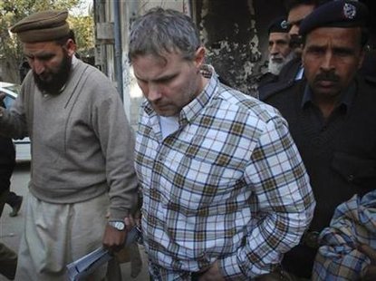 U.S. consulate employee Raymond Davis is escorted by police and officials out of court after facing a judge in Lahore, January 28, 2011. REUTERS/Tariq Saeed
U.S. consulate employee Raymond Davis is escorted by police and officials out of court after facing a judge in Lahore, January 28, 2011. REUTERS/Tariq Saeed