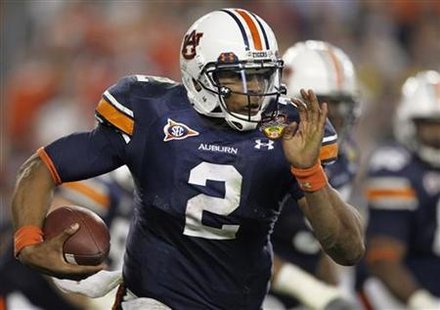
Auburn Tigers quarterback Cam Newton runs the ball against the Oregon Ducks in the fourth quarter of the NCAA BCS National Championship college football game in Glendale, Arizona, January 10, 2011. REUTERS/Mike Blake
