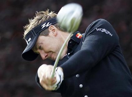 
Ian Poulter of England tees off on the second hole during the final round of the Chevron World Challenge golf tournament in Thousand Oaks, California, December 5, 2010. REUTERS/Danny Moloshok
