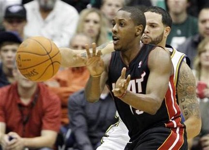 Miami Heat guard Mario Chalmers (front) makes a pass as he is defended by Utah Jazz guard Deron Williams during the second half of their NBA basketball game in Salt Lake City, Utah December 8, 2010. REUTERS/Jim Urquhart
Miami Heat guard Mario Chalmers (front) makes a pass as he is defended by Utah Jazz guard Deron Williams during the second half of their NBA basketball game in Salt Lake City, Utah December 8, 2010. REUTERS/Jim Urquhart