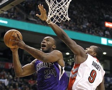 Sacramento Kings forward Carl Landry (L) goes to the basket against Toronto Raptors defender Joey Dorsey (R) during the second half of their NBA basketball game in Toronto January 9, 2011. REUTERS/Mike Cassese
Sacramento Kings forward Carl Landry (L) goes to the basket against Toronto Raptors defender Joey Dorsey (R) during the second half of their NBA basketball game in Toronto January 9, 2011. REUTERS/Mike Cassese
