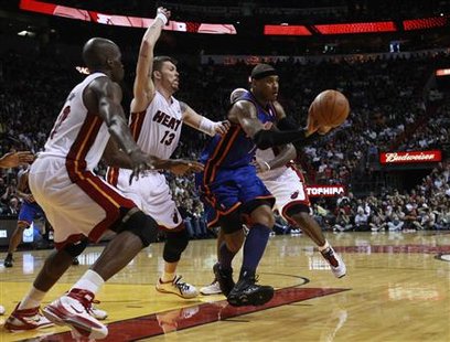 Miami Heat's Joel Anthony (L) and teammate Mike Miller defend against New York Knicks' Carmelo Anthony during third quarter NBA basketball action in Miami, Florida February 27, 2011. REUTERS/Hans Deryk
Miami Heat's Joel Anthony (L) and teammate Mike Miller defend against New York Knicks' Carmelo Anthony during third quarter NBA basketball action in Miami, Florida February 27, 2011. REUTERS/Hans Deryk
