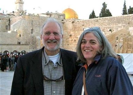U.S. aid contractor Alan Gross and his wife Judy pose for a picture in Jerusalem in the spring of 2005, in this family photograph released on October 23, 2010. REUTERS/Family Photograph/Handout
U.S. aid contractor Alan Gross and his wife Judy pose for a picture in Jerusalem in the spring of 2005, in this family photograph released on October 23, 2010. REUTERS/Family Photograph/Handout