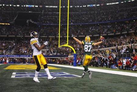 
Green Bay Packers wide receiver Jordy Nelson (87) celebrates after crossing the goal line to score a touchdown against Pittsburgh Steelers cornerback William Gay (22) in the first quarter during the NFL's Super Bowl XLV football game in Arlington, Texas, February 6, 2011. REUTERS/Brian Snyder
