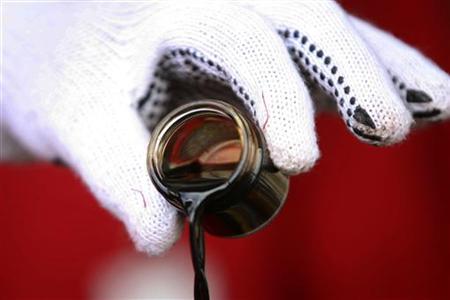 Venezuela's President Hugo Chavez takes a sample of crude during his weekly broadcast at a nationalized oil field at Orinoco's belt in the southern strip of the eastern Orinoco River February 17, 2008. REUTERS/Miraflores Palace/Handout
Venezuela's President Hugo Chavez takes a sample of crude during his weekly broadcast at a nationalized oil field at Orinoco's belt in the southern strip of the eastern Orinoco River February 17, 2008. REUTERS/Miraflores Palace/Handout