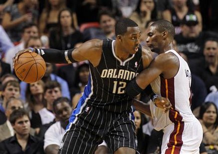 Orlando Magic center Dwight Howard (L) tries to battle past Miami Heat forward Chris Bosh during their NBA basketball game in Miami, Florida March 3, 2011. REUTERS/Joe Skipper
Orlando Magic center Dwight Howard (L) tries to battle past Miami Heat forward Chris Bosh during their NBA basketball game in Miami, Florida March 3, 2011. REUTERS/Joe Skipper