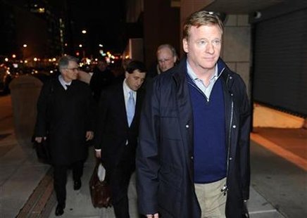 
NFL Commissioner Roger Goodell departs after a day of negotiations with players association representatives in Washington March 8, 2011. The two sides are seeking an agreement as the deadline looms for a player lockout. REUTERS/Jonathan Ernst
