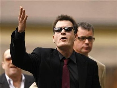 
Charlie Sheen arriving for a sentencing hearing at the Pitkin County Courthouse in Aspen, Colorado August 2, 2010. REUTERS/Rick Wilking
