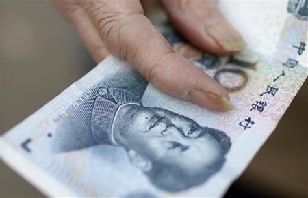A resident pays a 10 yuan note for vegetables at a market in Beijing, February 28, 2011. REUTERS/Jason Lee
A resident pays a 10 yuan note for vegetables at a market in Beijing, February 28, 2011. REUTERS/Jason Lee