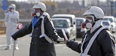Police officers wearing respirators guide people to evacuate away from the Fukushima Daiichi nuclear plant following an evacuation order for residents who live in within a 10 km (6.3 miles) radius from the plant after an explosion in Tomioka Town in Fukushima Prefecture March 12, 2011. REUTERS/Asahi Shimbun
Police officers wearing respirators guide people to evacuate away from the Fukushima Daiichi nuclear plant following an evacuation order for residents who live in within a 10 km (6.3 miles) radius from the plant after an explosion in Tomioka Town in Fukushima Prefecture March 12, 2011. REUTERS/Asahi Shimbun