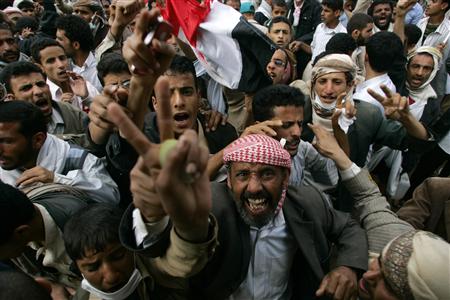 Anti-government protesters shout slogans after clashes with police in Sanaa March 12, 2011. REUTERS/Khaled Abdullah
Anti-government protesters shout slogans after clashes with police in Sanaa March 12, 2011. REUTERS/Khaled Abdullah