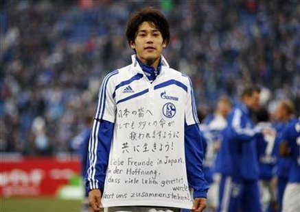 Schalke 04's Atsuto Uchida poses with a jersey after their German Bundesliga soccer match win against Eintracht Frankfurt in Gelsenkirchen March 12, 2011. The words read, "Dear friends in Japan, in the hope that many lives are saved, let us stand together!". REUTERS/Ina Fassbender
Schalke 04's Atsuto Uchida poses with a jersey after their German Bundesliga soccer match win against Eintracht Frankfurt in Gelsenkirchen March 12, 2011. The words read, "Dear friends in Japan, in the hope that many lives are saved, let us stand together!". REUTERS/Ina Fassbender