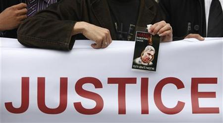 A man holds an image of U.S. national Raymond Davis during a rally against Davis in Islamabad February 28, 2011. REUTERS/Faisal Mahmood
A man holds an image of U.S. national Raymond Davis during a rally against Davis in Islamabad February 28, 2011. REUTERS/Faisal Mahmood