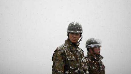 Heavy snow falls as members of the Japan Self-Defense Force arrive at the devastated residential area in Otsuchi, March 16, 2011. REUTERS/Damir Sagolj
Heavy snow falls as members of the Japan Self-Defense Force arrive at the devastated residential area in Otsuchi, March 16, 2011. REUTERS/Damir Sagolj