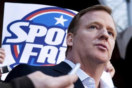 
Roger Goodell, commissioner of the National Football League (NFL), makes a statement after negotiations collapsed between the NFL and National Football League Players' Association (NFLPA) in Washington March 11, 2011. REUTERS/Joshua Roberts
