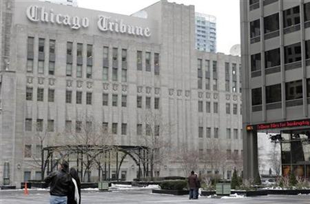 People standing in Freedom plaza, adjacent to the Chicago Tribune, look at the Tribune tower in Chicago, Illinois December 8, 2008. REUTERS/Frank Polich
People standing in Freedom plaza, adjacent to the Chicago Tribune, look at the Tribune tower in Chicago, Illinois December 8, 2008. REUTERS/Frank Polich