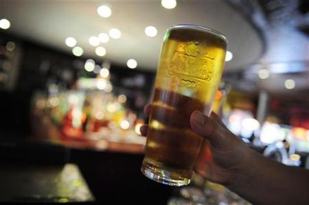 A customer poses for the camera with a pint of beer in a public house in Leeds, northern England October 13, 2008. REUTERS/Nigel Roddis
A customer poses for the camera with a pint of beer in a public house in Leeds, northern England October 13, 2008. REUTERS/Nigel Roddis