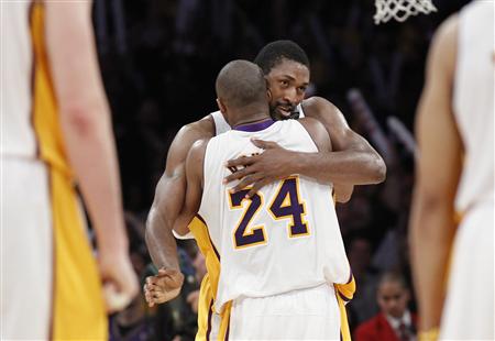 
Los Angeles Lakers Ron Artest hugs teammate Kobe Bryant (24) after he scored at the end of triple overtime against the Phoenix Suns during their NBA game in Los Angeles, California March 22, 2011. REUTERS/Lucy Nicholson
