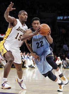Memphis Grizzlies Rudy Gay (R) drives past Los Angeles Lakers Ron Artest during their NBA basketball game in Los Angeles, California, January 2, 2011. REUTERS/Lucy Nicholson
Memphis Grizzlies Rudy Gay (R) drives past Los Angeles Lakers Ron Artest during their NBA basketball game in Los Angeles, California, January 2, 2011. REUTERS/Lucy Nicholson