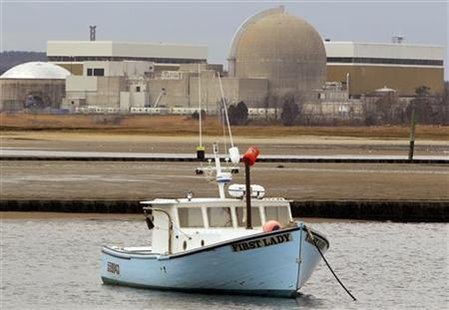 A fishing boat is anchored in the water in front of the nuclear power station in Seabrook, New Hampshire March 14, 2011. REUTERS/Brian Snyder
A fishing boat is anchored in the water in front of the nuclear power station in Seabrook, New Hampshire March 14, 2011. REUTERS/Brian Snyder