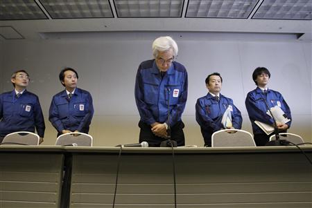 Tokyo Electric Power Company, Inc. (TEPCO) Vice President Sakae Muto (C) bows at a news conference at the company head office in Tokyo March 28, 2011. REUTERS/Toru Hanai
Tokyo Electric Power Company, Inc. (TEPCO) Vice President Sakae Muto (C) bows at a news conference at the company head office in Tokyo March 28, 2011. REUTERS/Toru Hanai