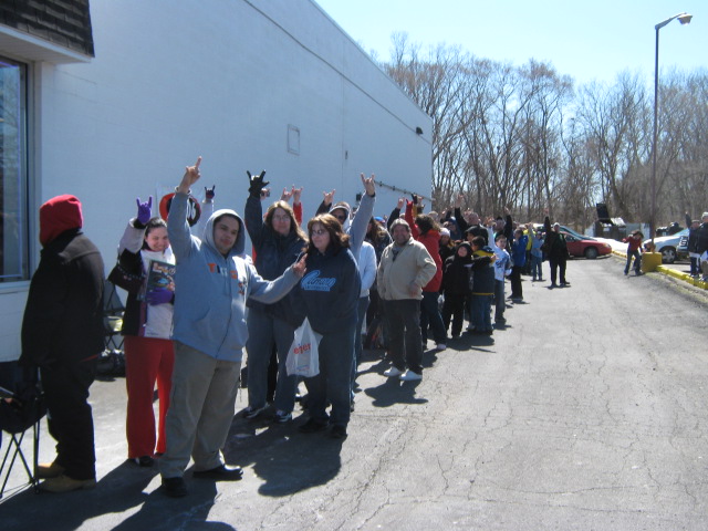 Q106 and WWE Superstar Kofi Kingston paid a visit to Metro PCS before the WWE Event at the Breslin Center on Sunday, March 27!