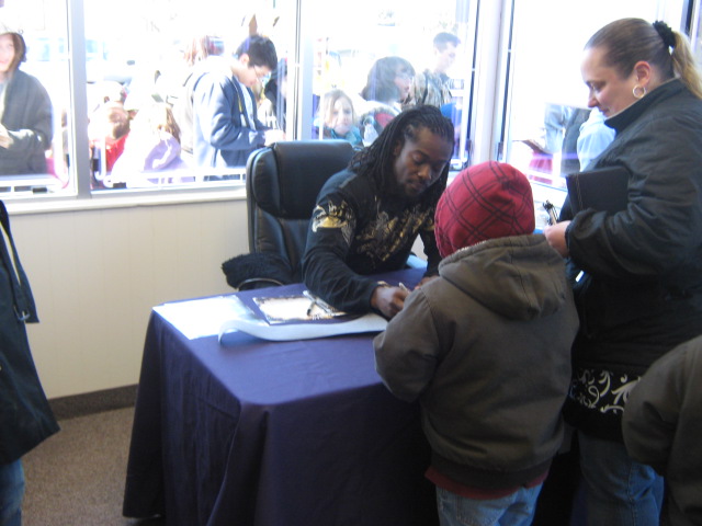 Q106 and WWE Superstar Kofi Kingston paid a visit to Metro PCS before the WWE Event at the Breslin Center on Sunday, March 27!