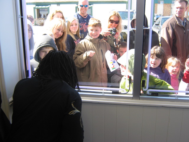 Q106 and WWE Superstar Kofi Kingston paid a visit to Metro PCS before the WWE Event at the Breslin Center on Sunday, March 27!