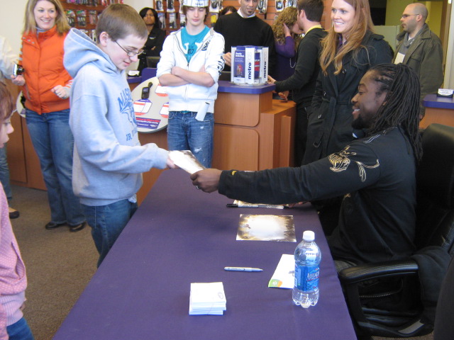 Q106 and WWE Superstar Kofi Kingston paid a visit to Metro PCS before the WWE Event at the Breslin Center on Sunday, March 27!