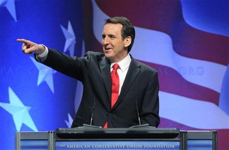 Former Minnesota Governor Tim Pawlenty points to attendees from Minnesota during the Conservative Political Action conference (CPAC) in Washington, February 11, 2011. REUTERS/Jonathan Ernst
Former Minnesota Governor Tim Pawlenty points to attendees from Minnesota during the Conservative Political Action conference (CPAC) in Washington, February 11, 2011. REUTERS/Jonathan Ernst