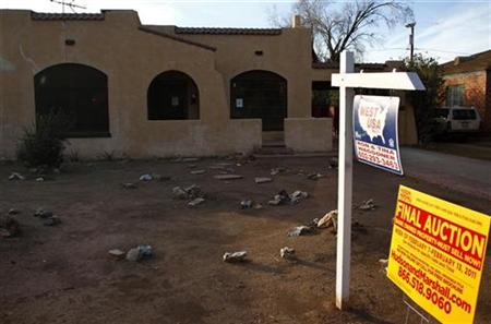 A realtor and bank-owned sign is displayed near a house for sale in Phoenix, Arizona, January 4, 2011. REUTERS/Joshua Lott
A realtor and bank-owned sign is displayed near a house for sale in Phoenix, Arizona, January 4, 2011. REUTERS/Joshua Lott